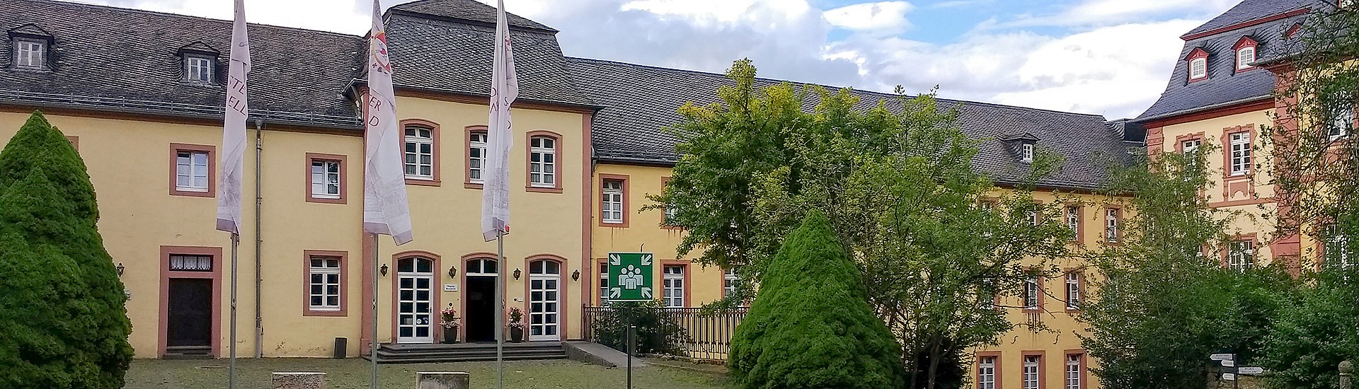 Symboldbild: Kall - Strauch Service | Ihre Service-Profis für Containerdienste, Transporte, Grünabfälle, Kamin- und Brennholz